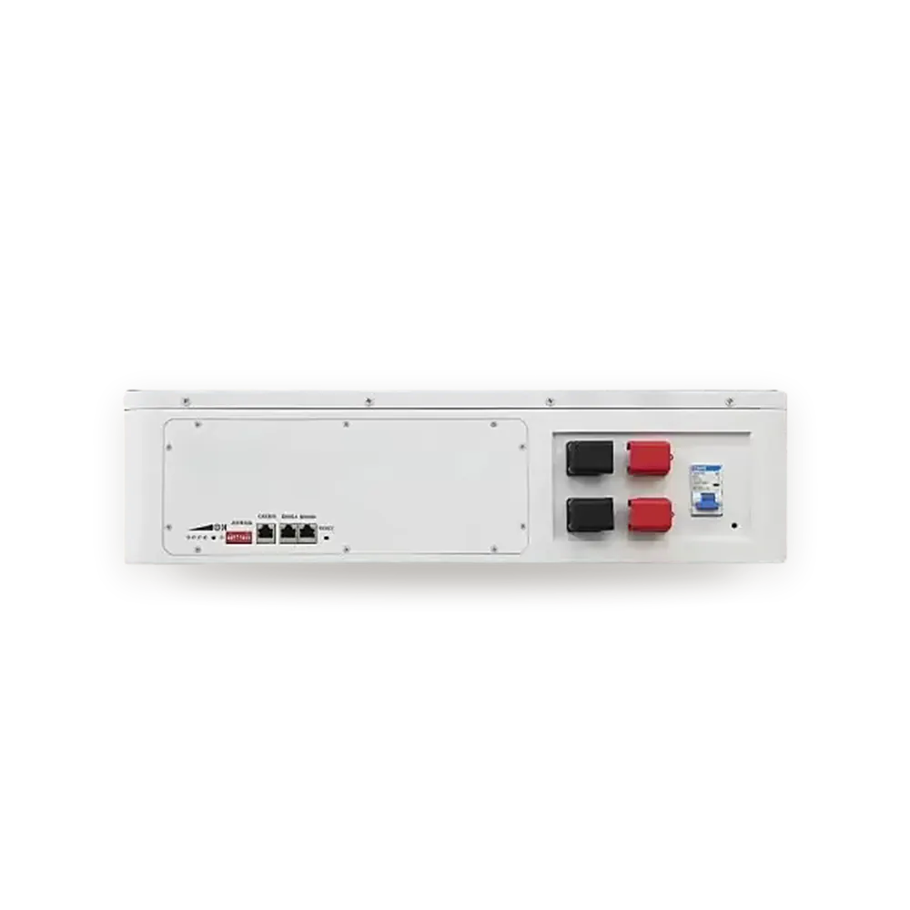 Seitenansicht der UNIV 7600 Wandbatterie – Anschlussfeld mit Schutzschalter und DC-Steckverbindern